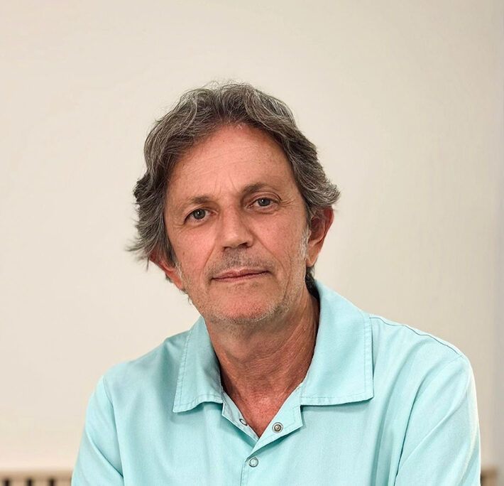 Fotografía del Dr. Martínez en Clínica Naturis