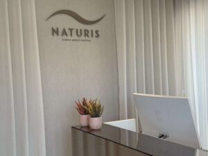 Fotografía de la recepción de la Clínica Naturis