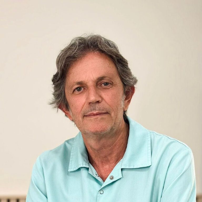 Fotografía del Dr. Martínez en Clínica Naturis